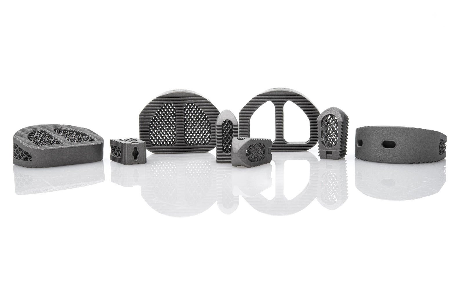 Image that shows Amnovis 3D printing titanium spinal implants