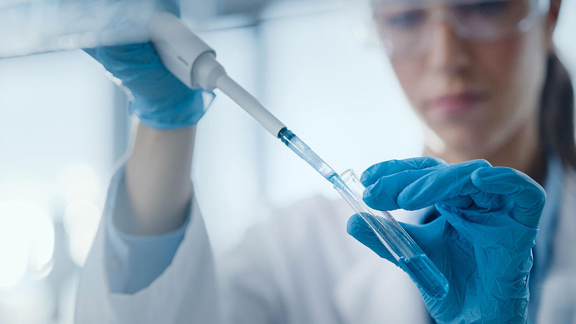 Inovet customer story image featuring an operator in a GMP-compliant lab | Scilife