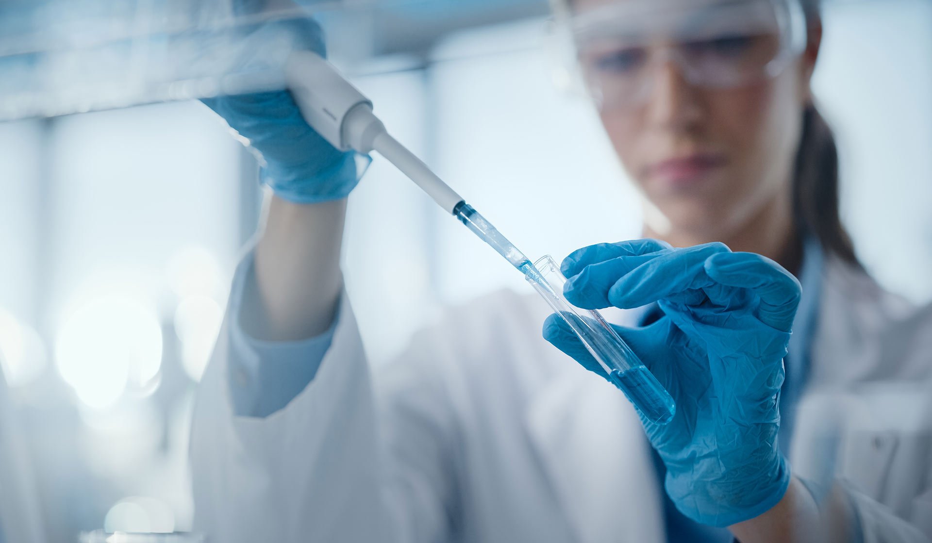 Inovet customer story image featuring an operator in a GMP-compliant lab | Scilife