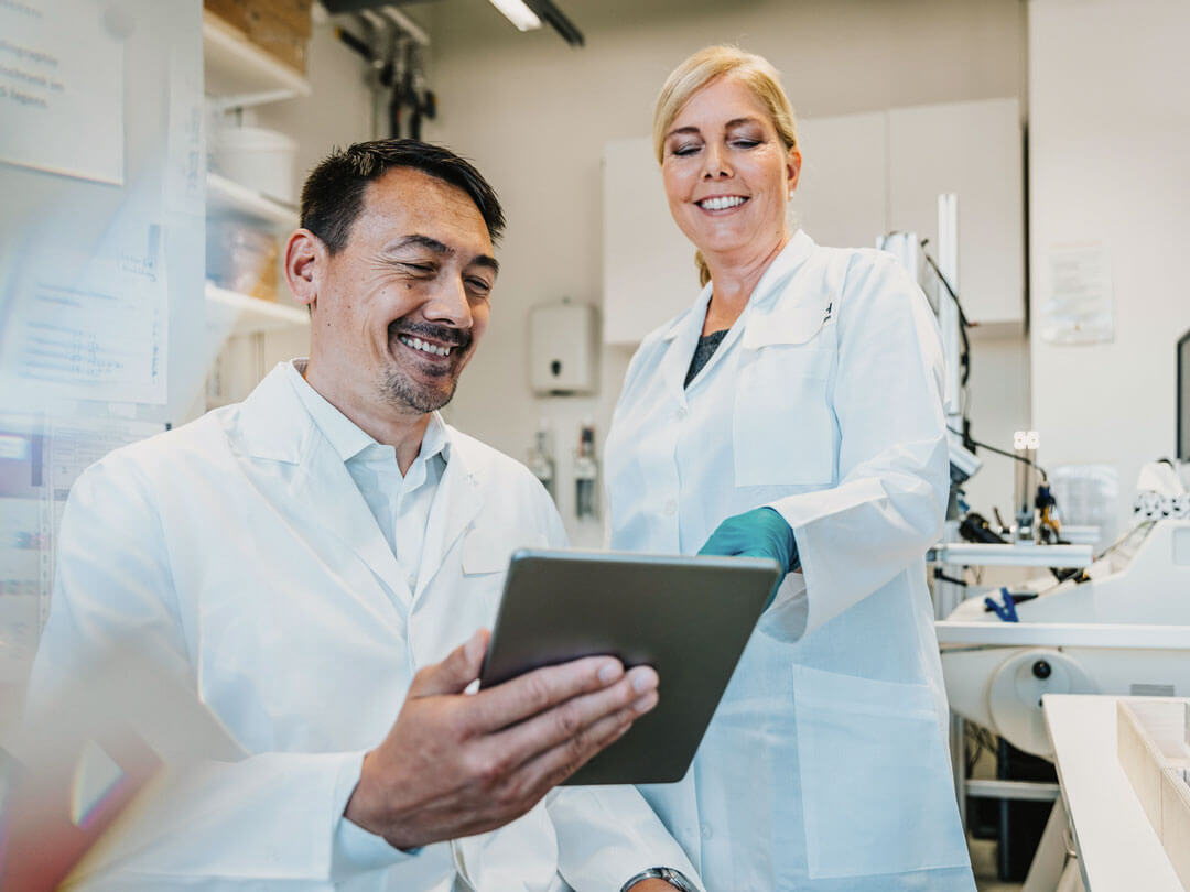 Image that represents two employees from a life sciences company using a Quality KPI software | Scilife